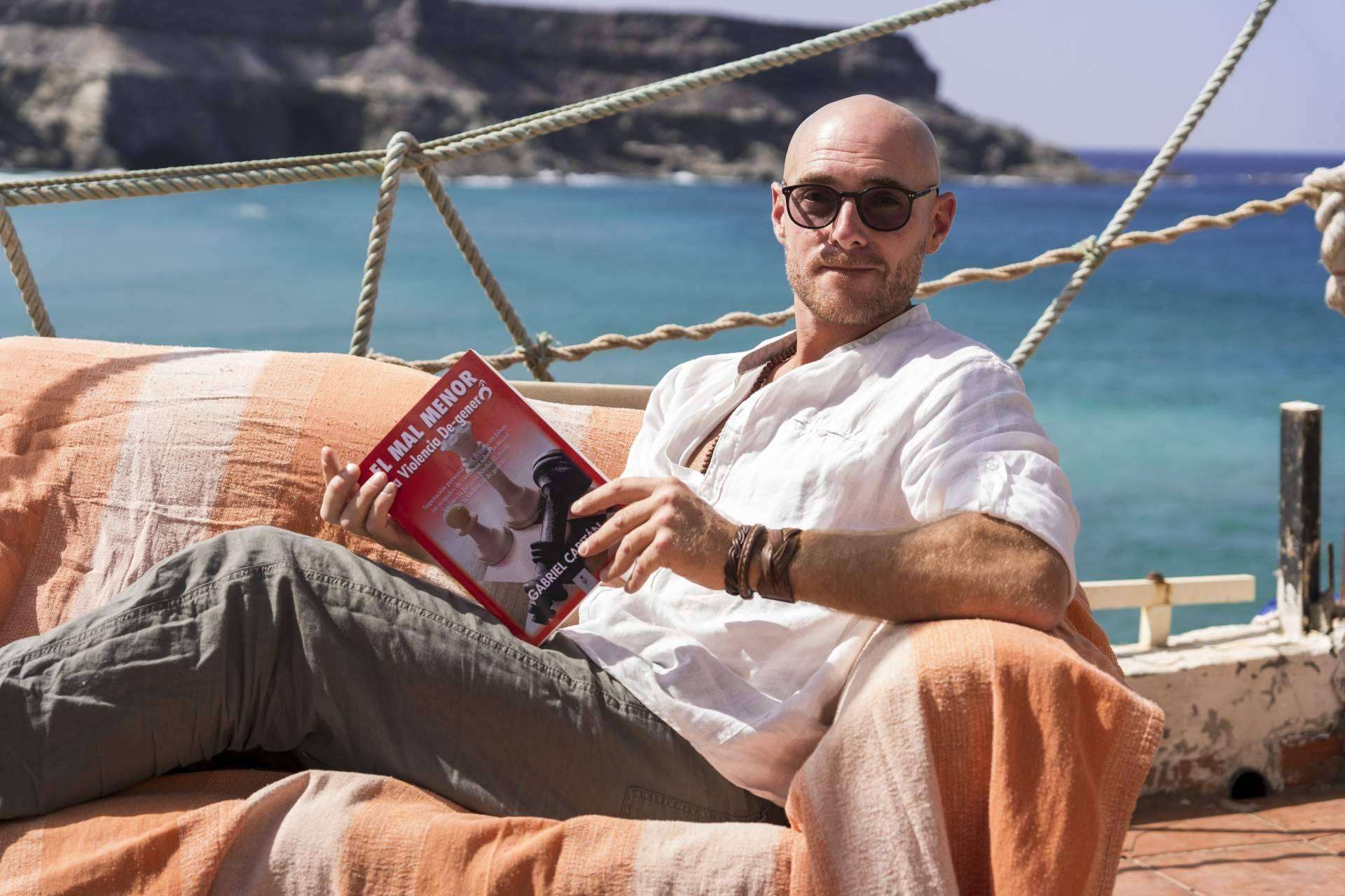 Gabriel Capitán y su libro 'El mal menor', un relato de superación personal