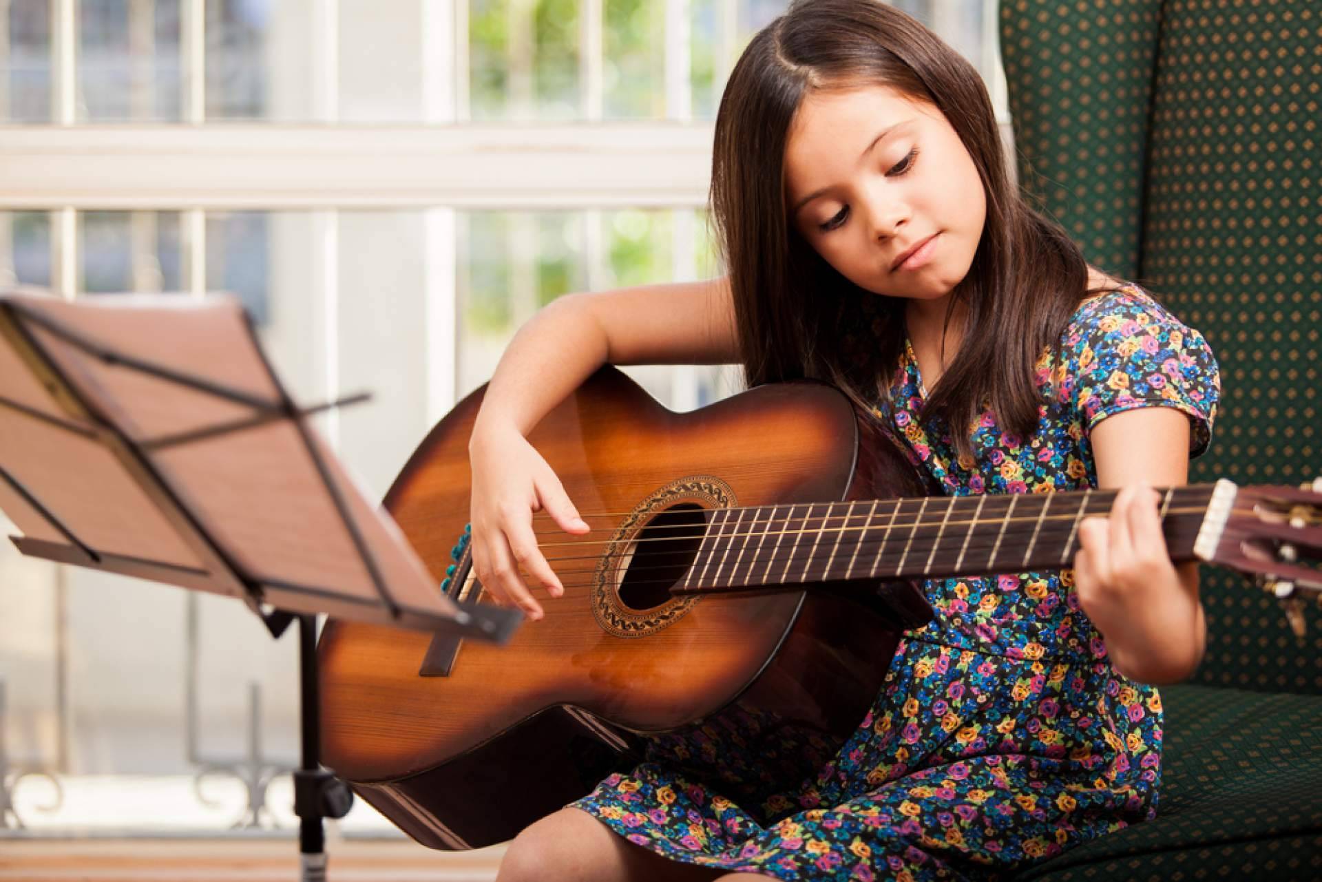 Escuela de Música La Clave explica la importancia para el desarrollo integral de tocar un instrumento
