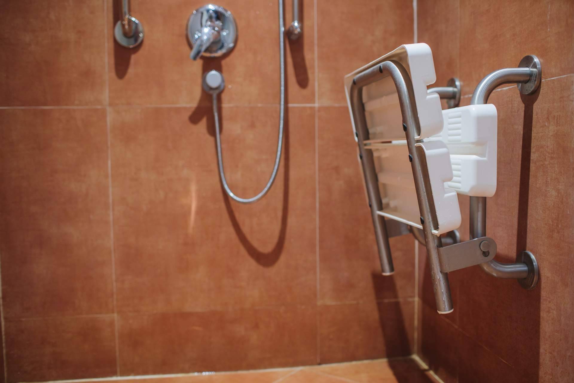 Ortopedia Para Ti sobre los beneficios de la silla giratoria bañera para las personas con movilidad reducida