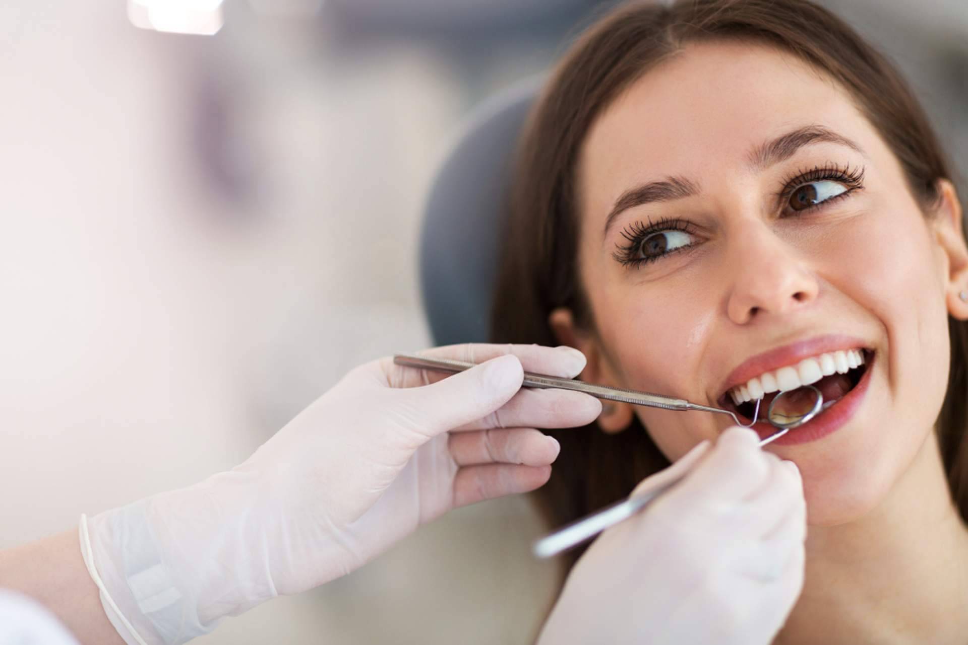 Carlos Saiz Smile habla sobre las ventajas de los dientes limados para carillas