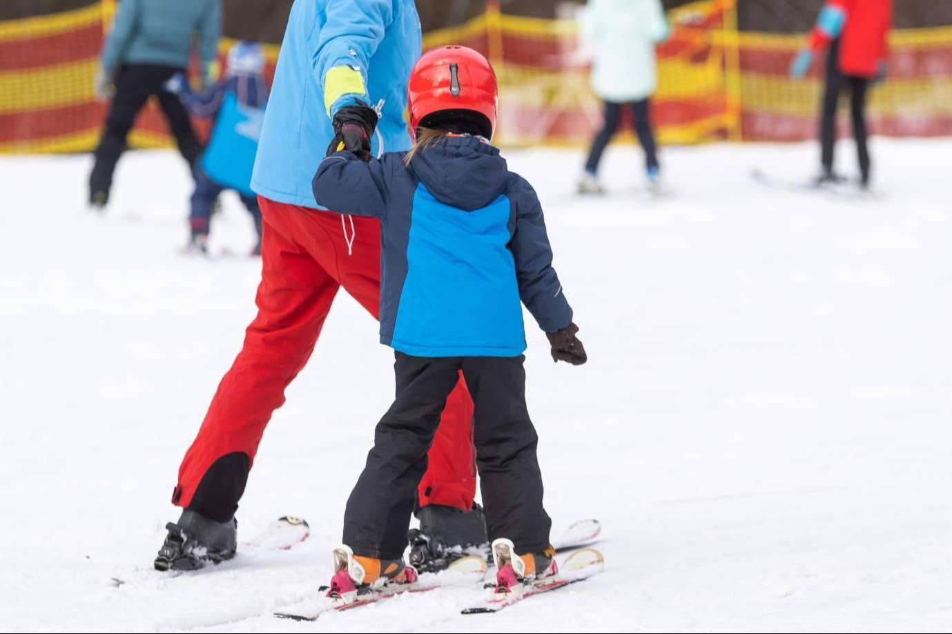 En Sierra Nevada Adventure & Ski, alquiler de monos nieve para niños