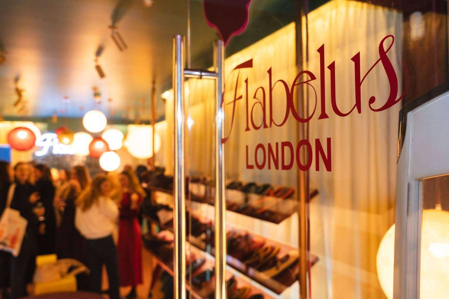 Con una gran apertura de tienda, Flabelus aterriza en Londres