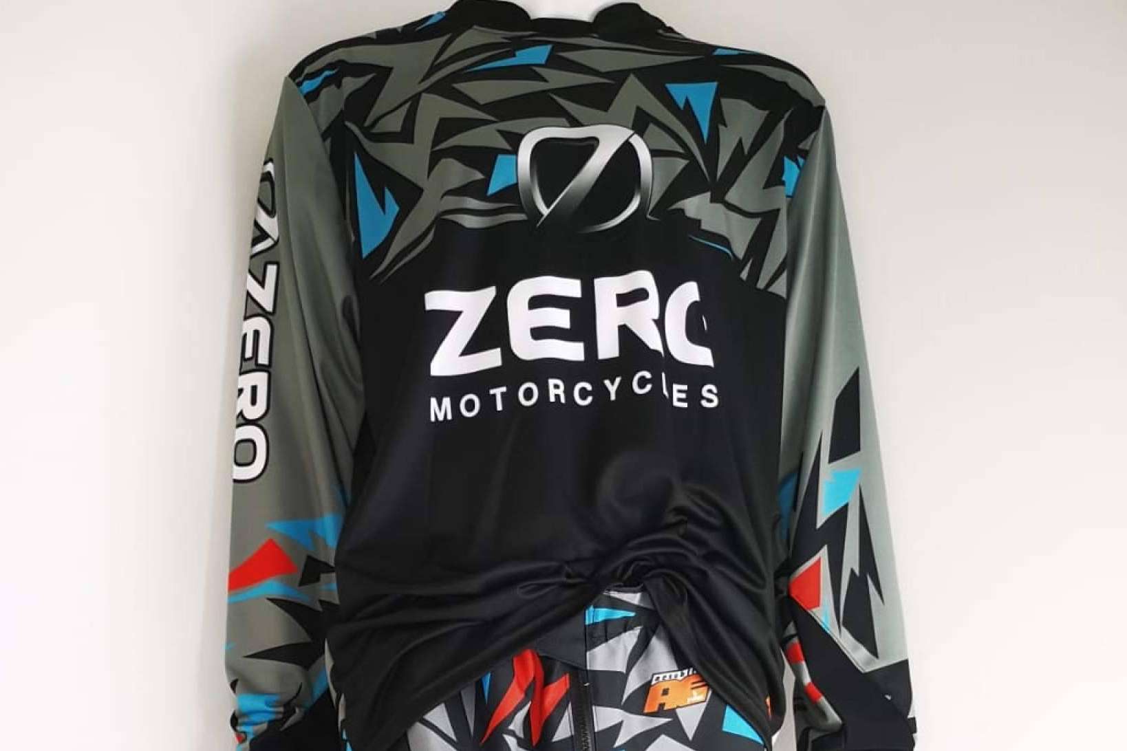 La importancia de la ropa personalizada en motocross, con ADHESIVOSEMBARRADOS