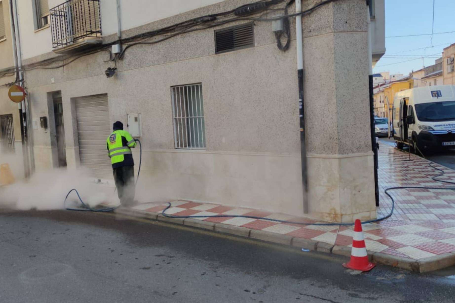 Galvañ Lacados, servicios de mantenimiento para ayuntamientos con limpieza con vapor de alta presión para municipios