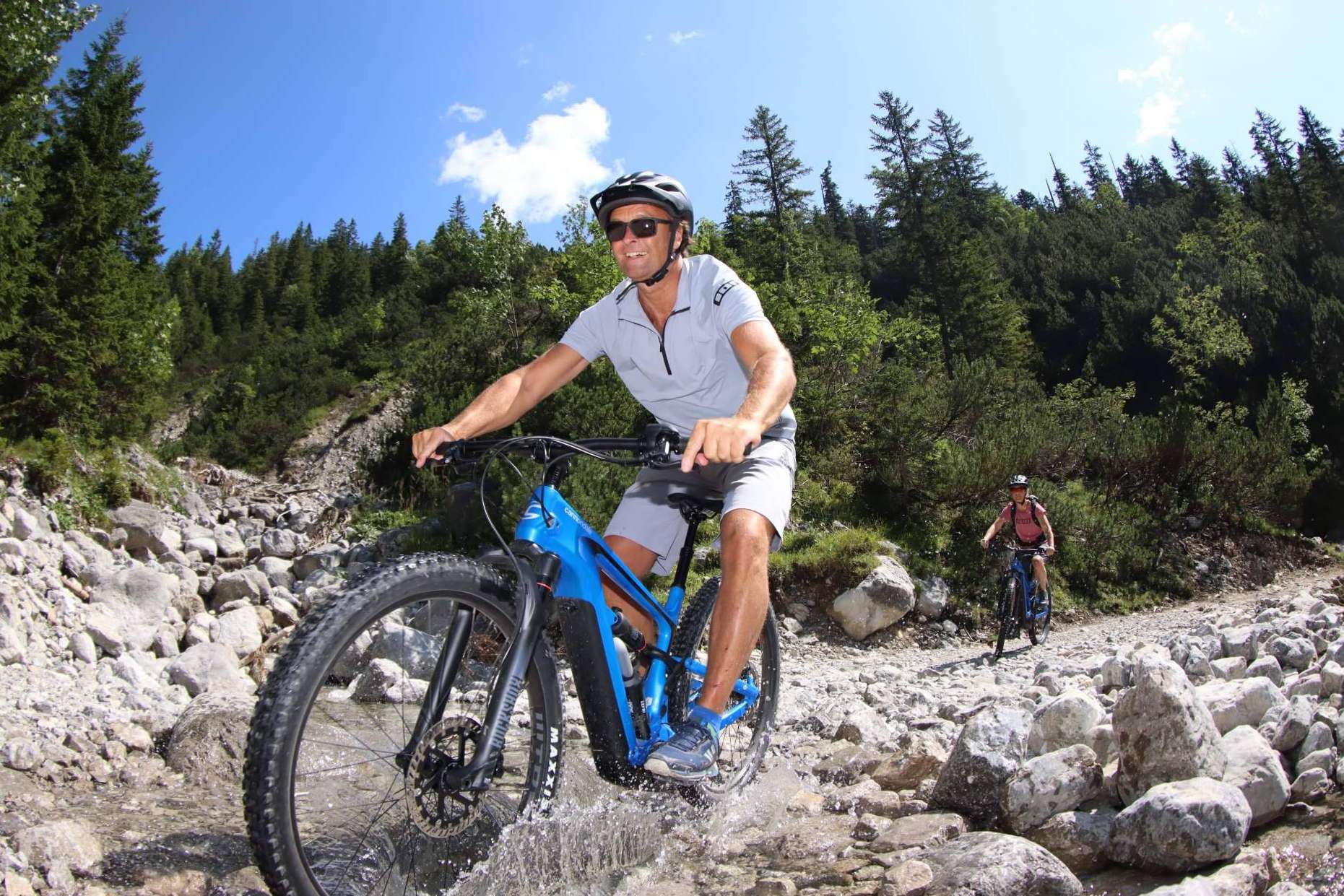 La experiencia única de ciclismo y viaje en camper con Activans en Girona