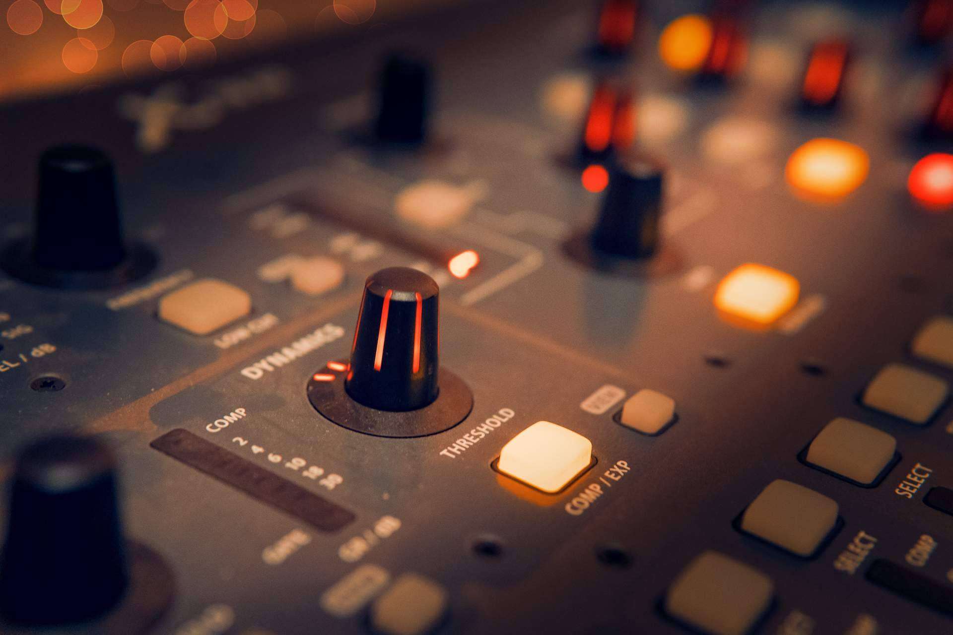 Escuchar, ver y conectar; proceso creativo en la traducción audiovisual