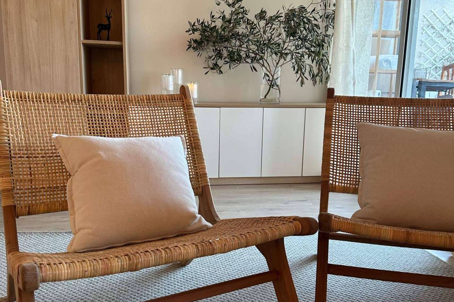 En los principios modernistas del diseño y la arquitectura se encuentra inspirado el diseño de Zach & Decor
