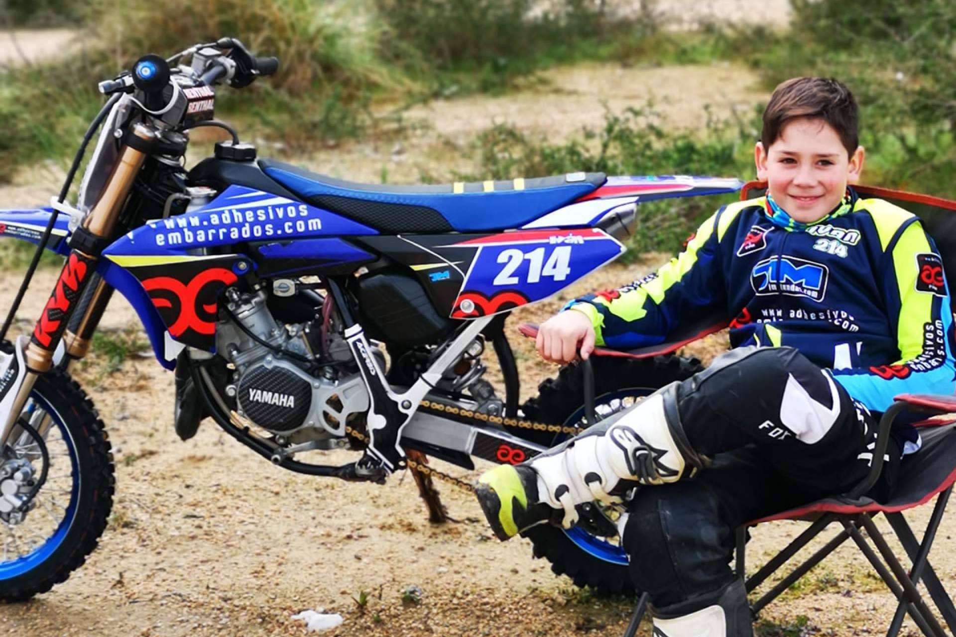 Plásticos y adhesivos para motos offroad de la mano de ADHESIVOSEMBARRADOS