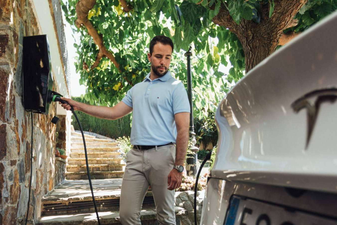 ECOTECH se especializa en la fabricación de equipos de recarga para vehículos eléctricos