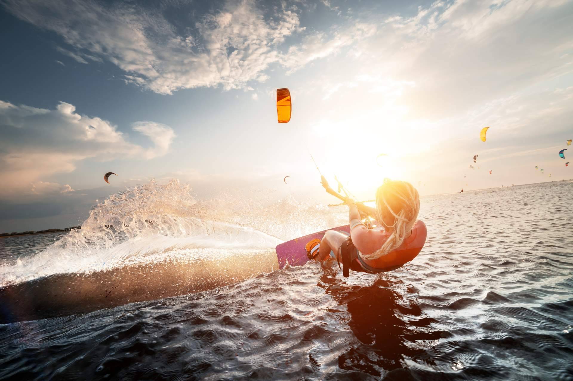 Mucho Viento Viajes cuenta todo lo imprescindible para iniciarse en el kitesurf