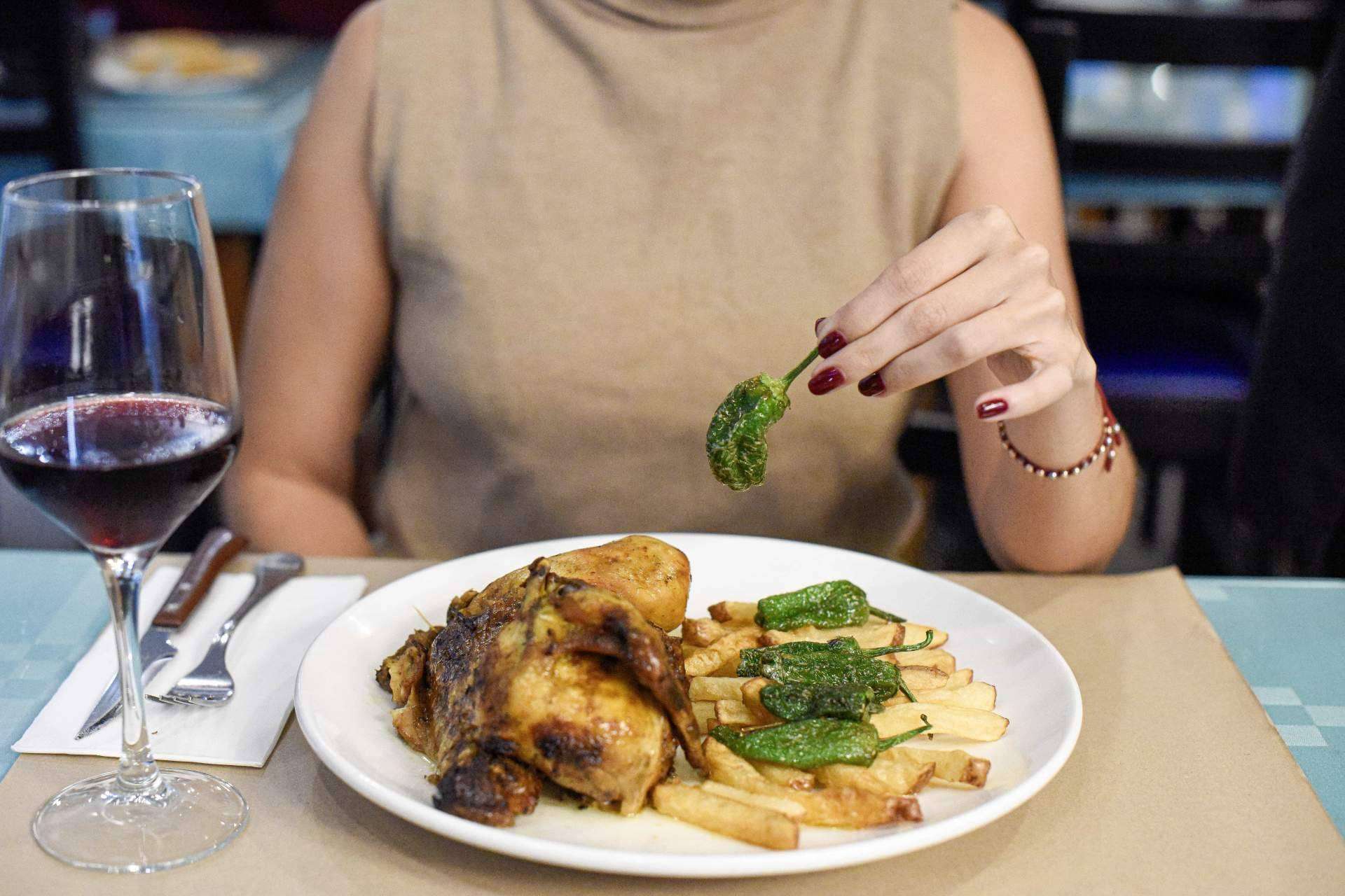 Uno de los mejores lugares para disfrutar de la comida a la brasa en la Barceloneta, Pasa Tapas