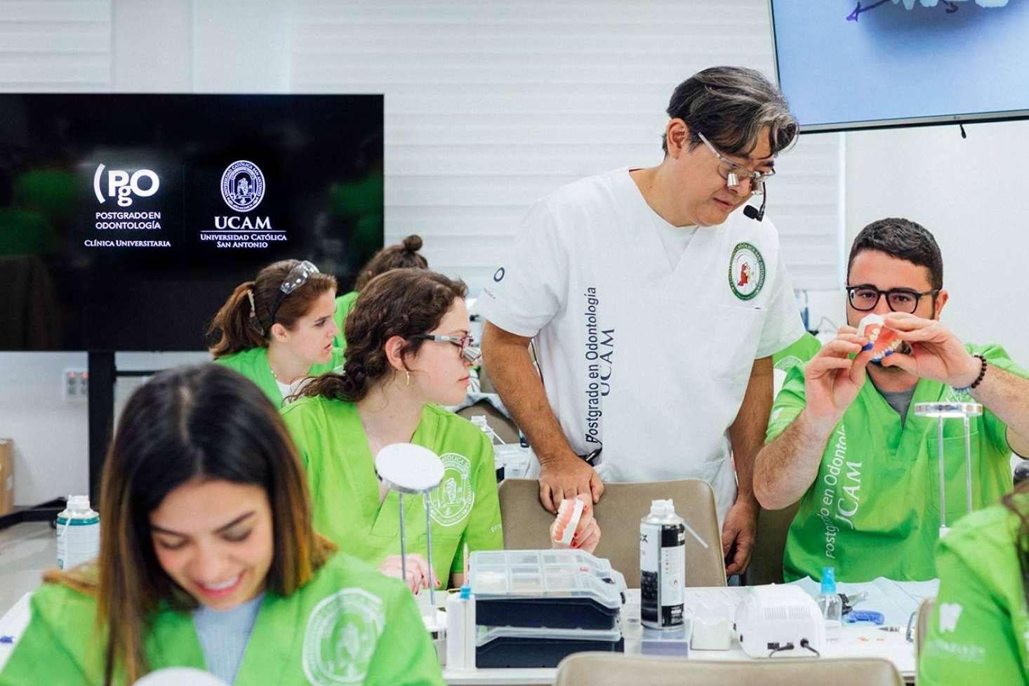 Postgrados en odontología de PgO UCAM, en formato mini