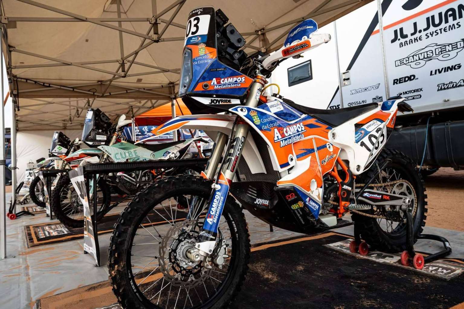 ADHESIVOSEMBARRADOS presenta sus nuevos diseños de kits de adhesivos para moto