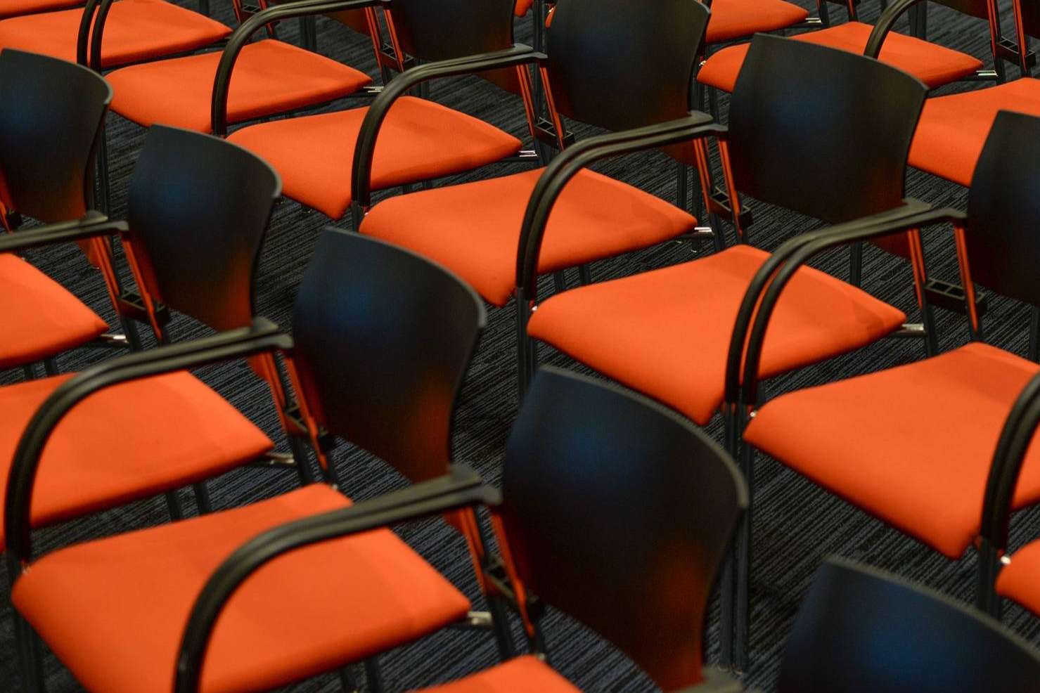 Azafatas especializadas en múltiples eventos corporativos en Madrid, con AB Grupo
