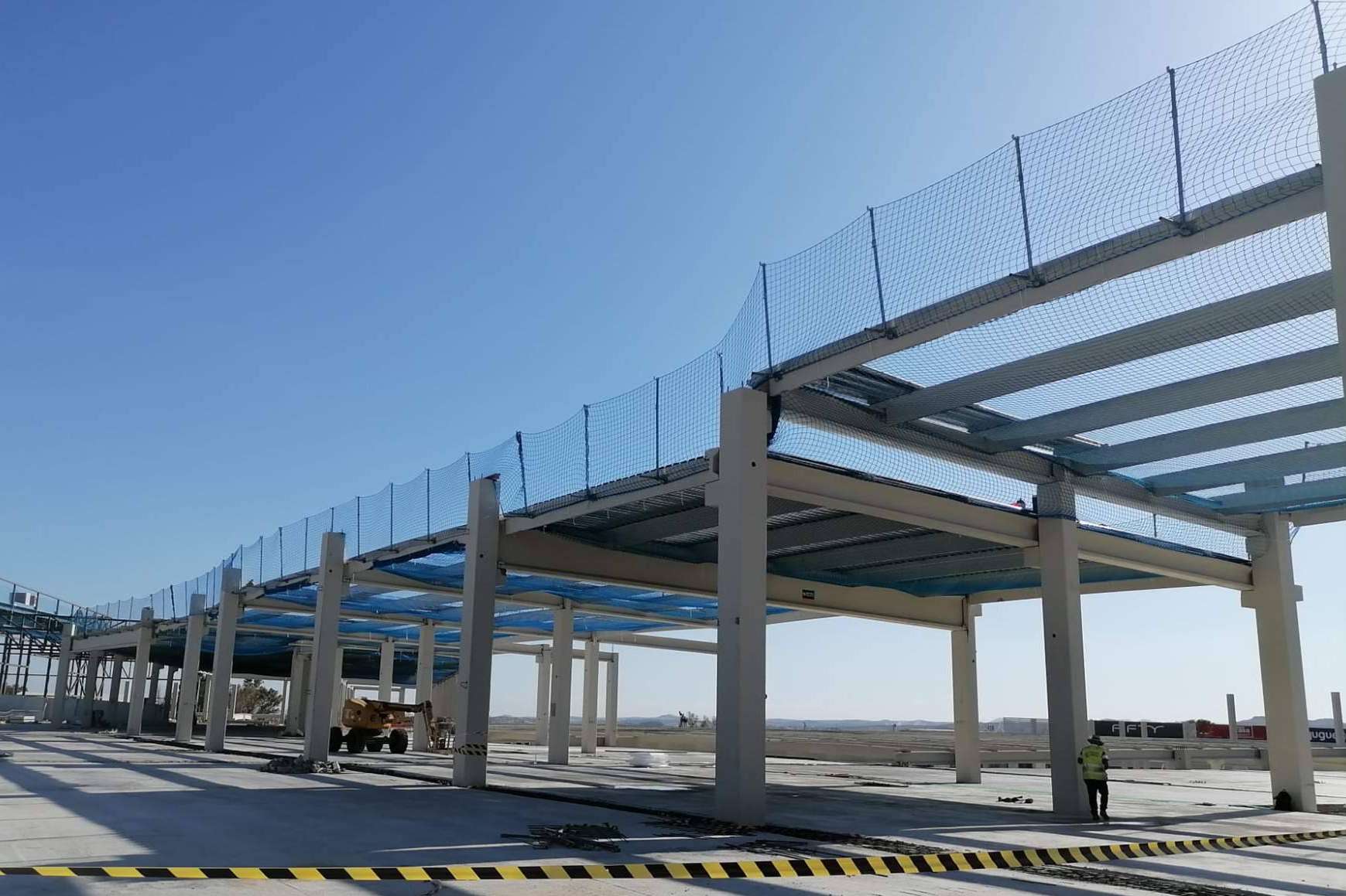 Prevención de caídas en el sector de construcción industrial con las redes horizontales de Redes y Protección