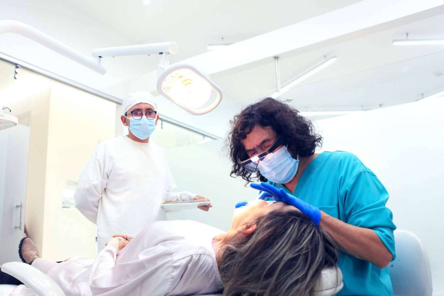 El Dr. Marlon Becerra ofrece soluciones personalizadas para el diseño de sonrisa en sus clínicas en Colombia