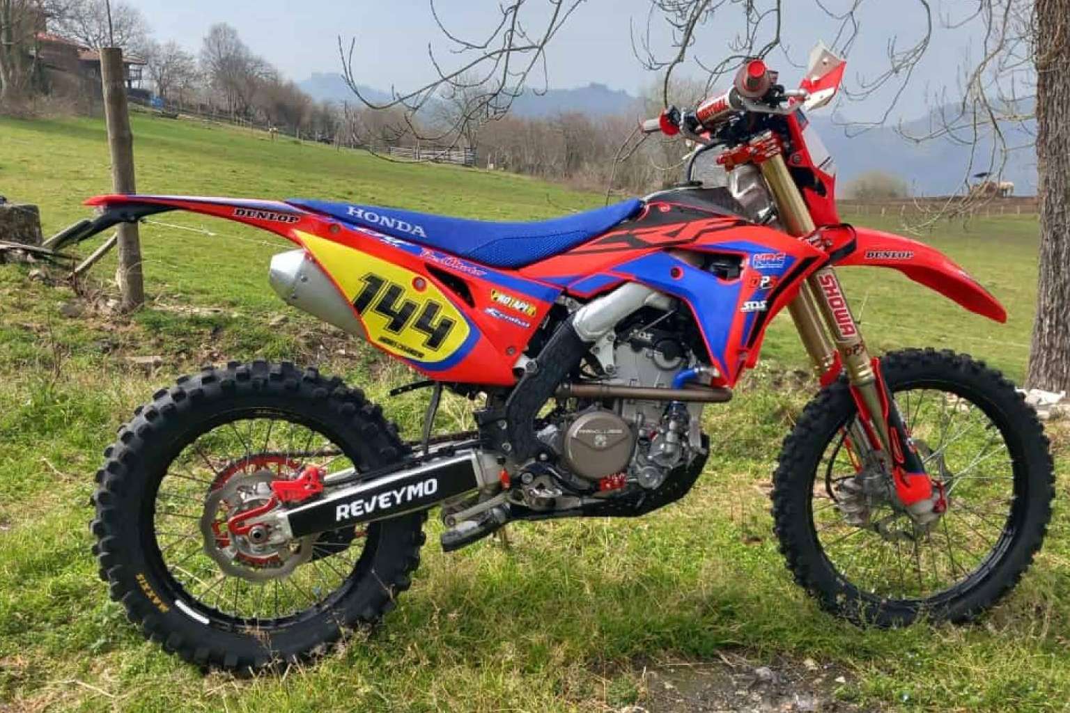 Transformar el aspecto de una moto, con los nuevos diseños de kits de adhesivos de ADHESIVOSEMBARRADOS