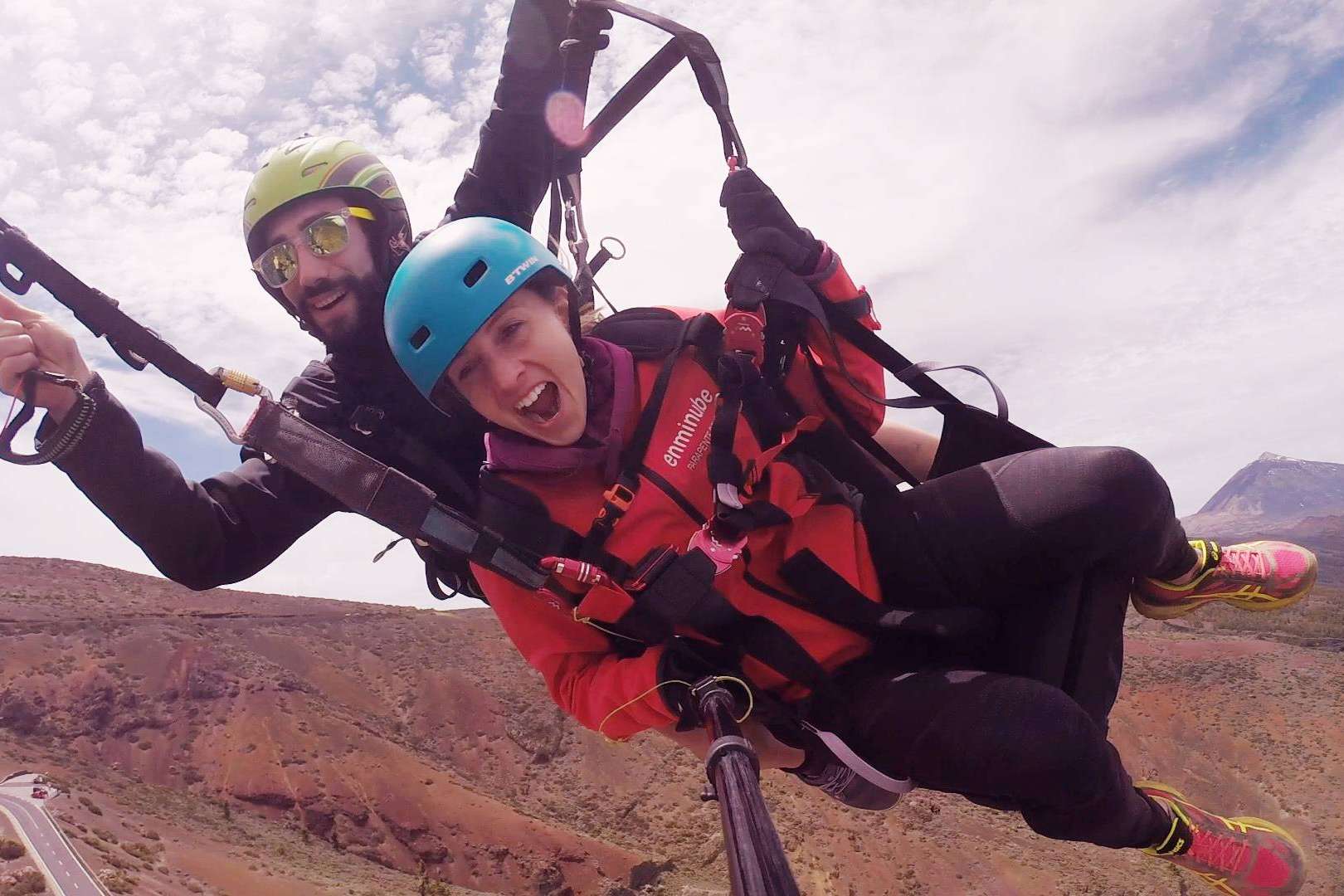 La experiencia única de volar en parapente biplaza en Tenerife con Enminube Parapente
