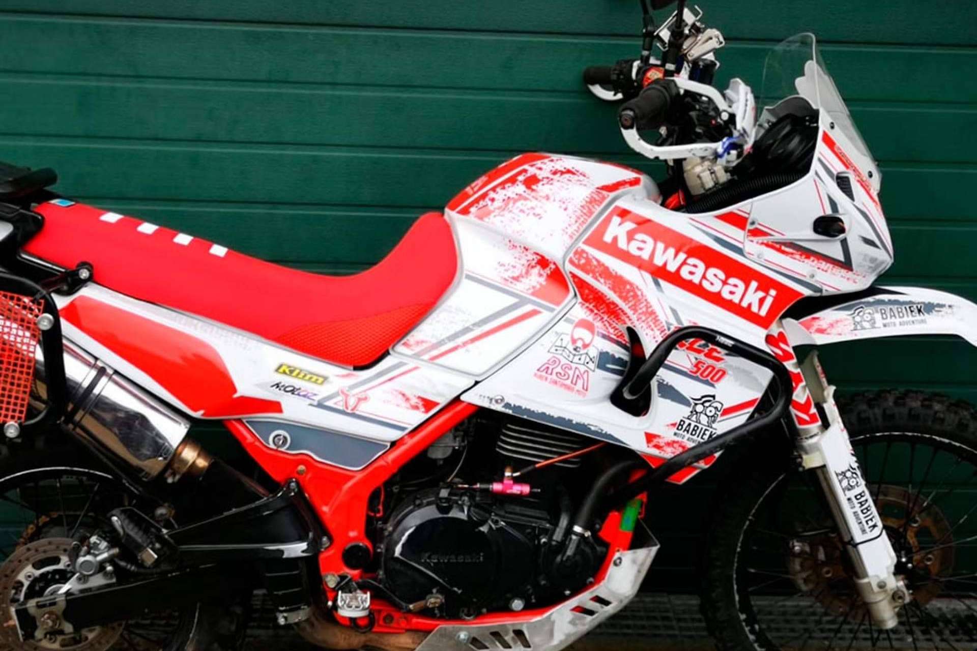 ADHESIVOSEMBARRADOS ofrece un kit de pegatinas personalizadas para moto