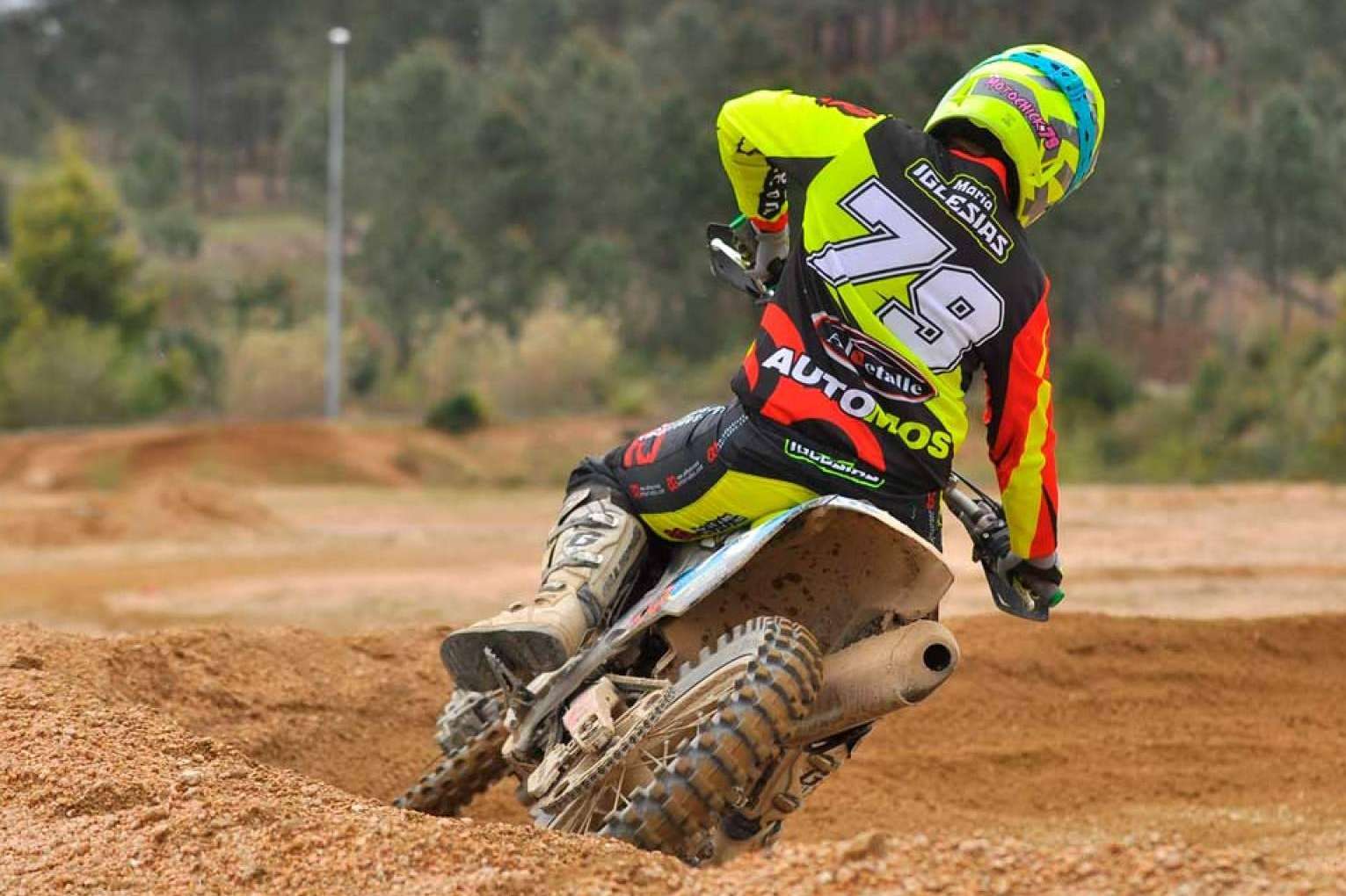 ADHESIVOSEMBARRADOS revoluciona la equipación para moto offroad con diseños personalizados