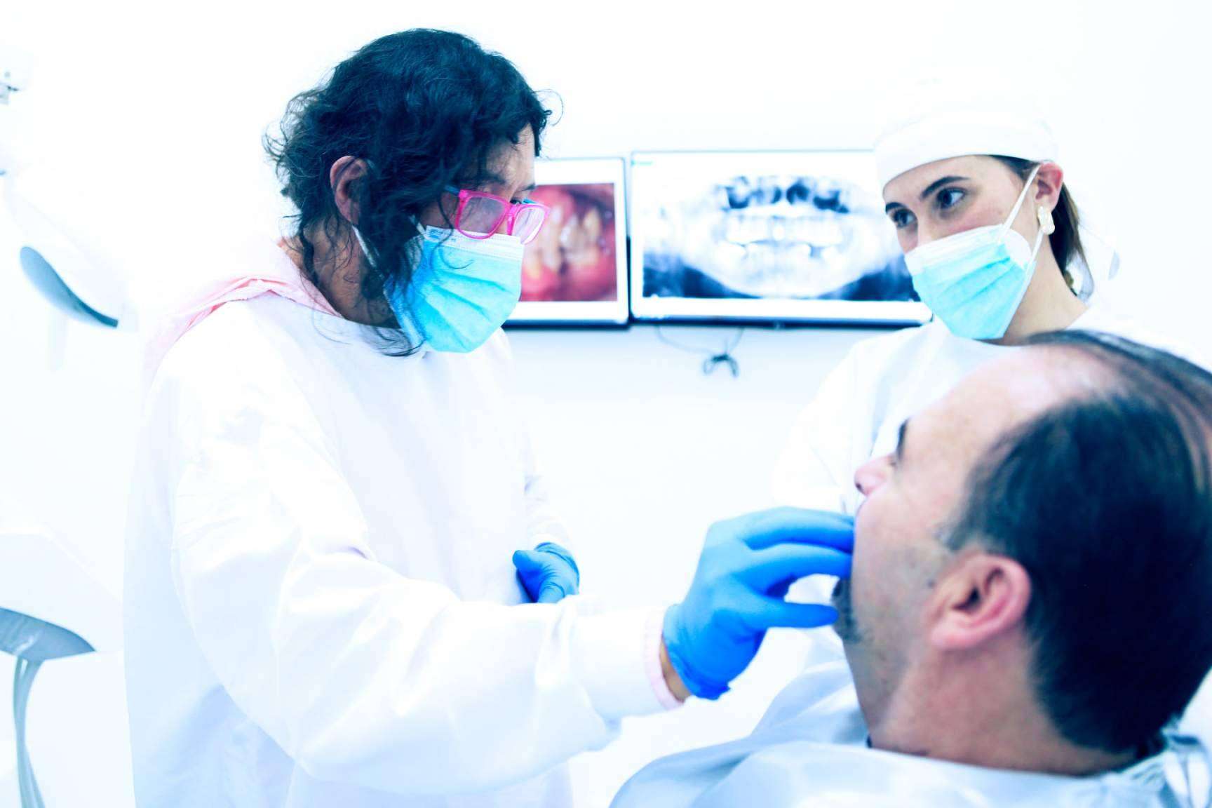 Sonrisas renovadas con los implantes dentales de Marlon Becerra