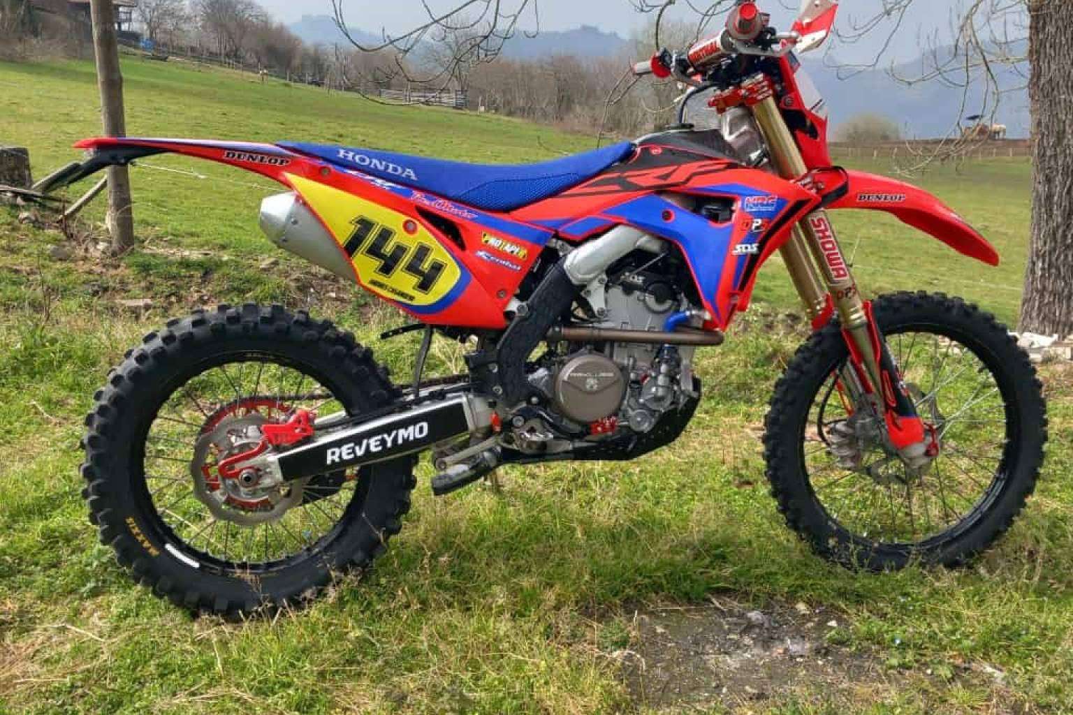 ADHESIVOSEMBARRADOS revoluciona el mercado de adhesivos para motos de enduro