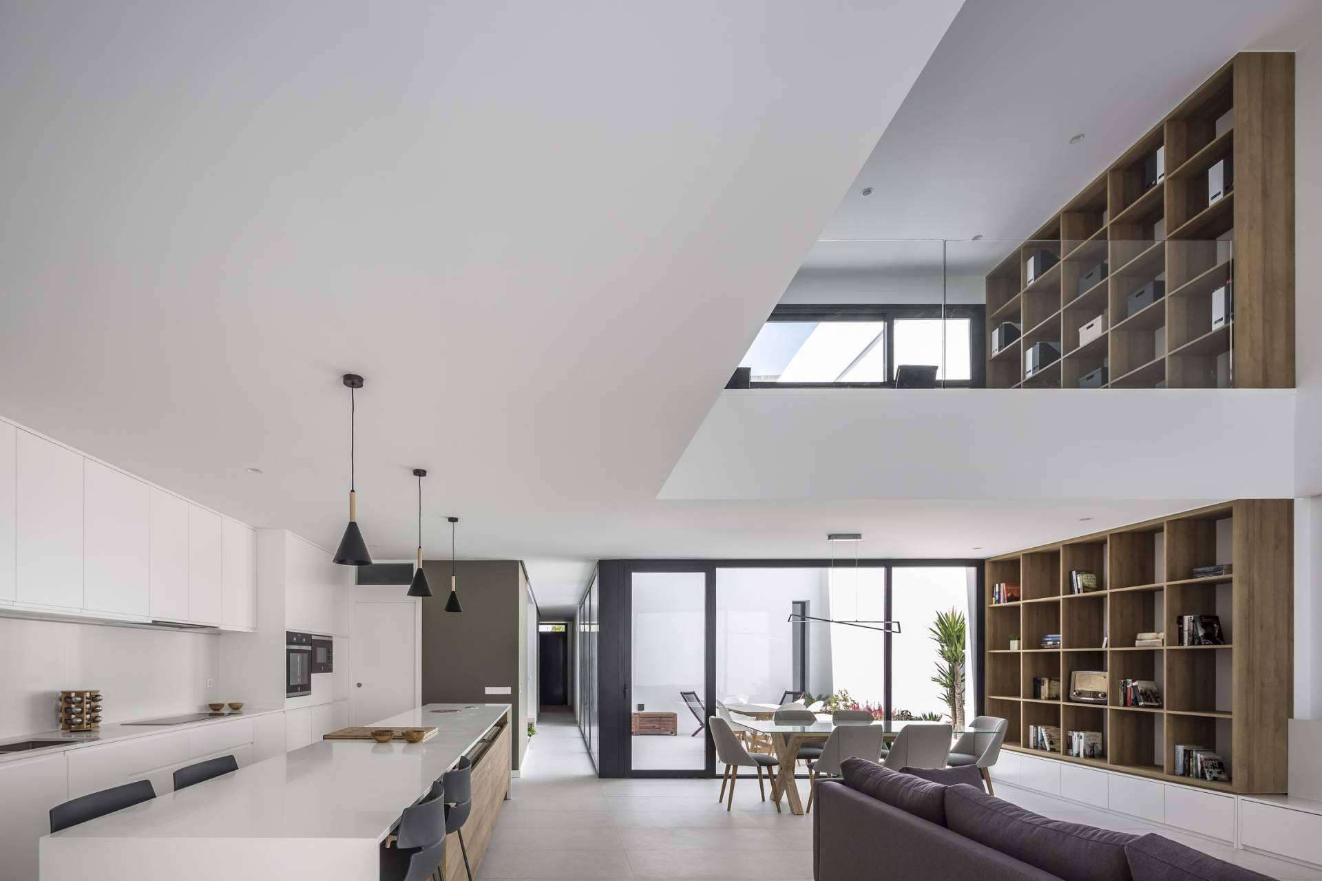 Cómo llenar de luz una casa entre medianeras en Valencia, el diseño innovador de Frasquet Arquitectos