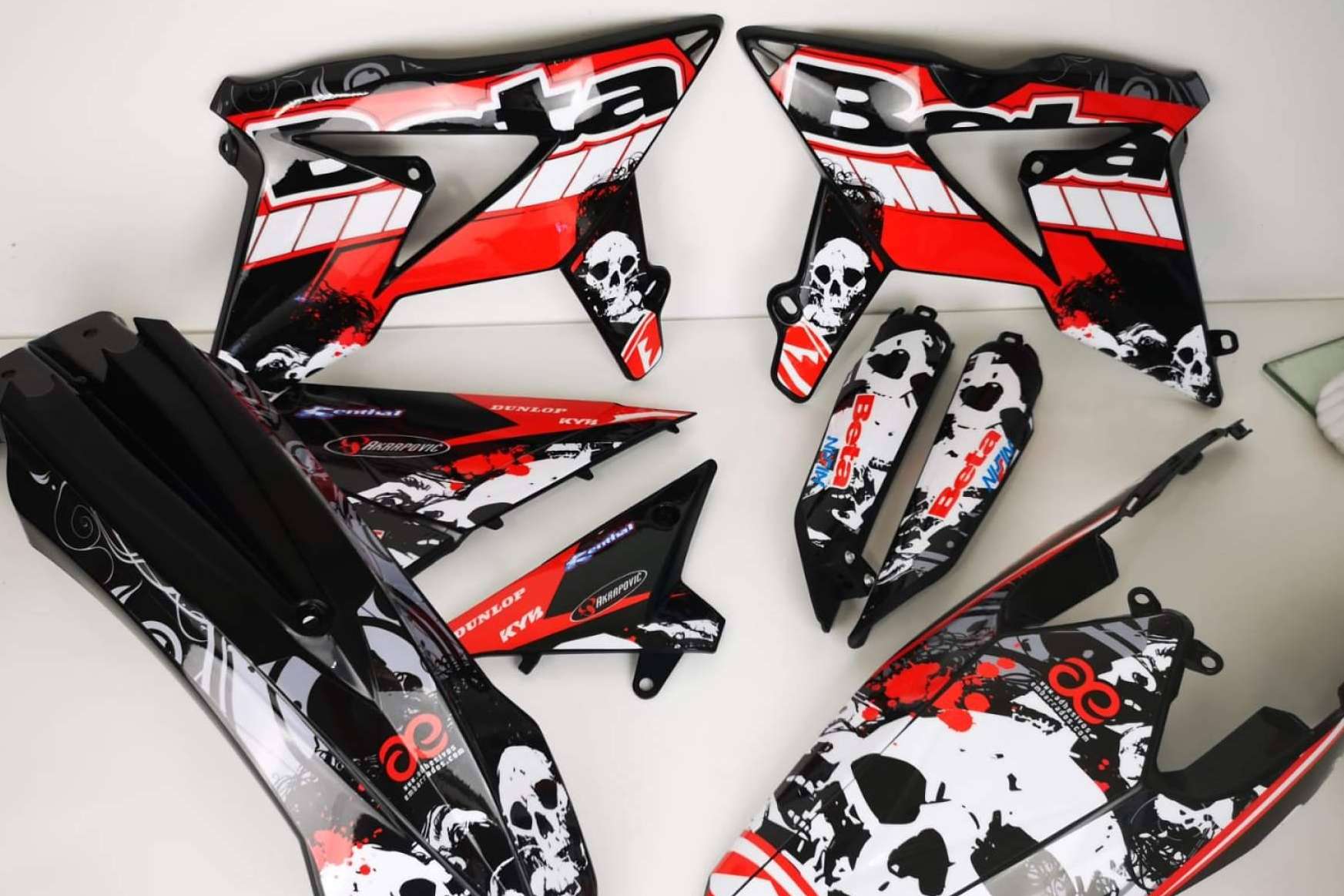 ADHESIVOSEMBARRADOS transforma motocicletas con adhesivos y plásticos personalizados