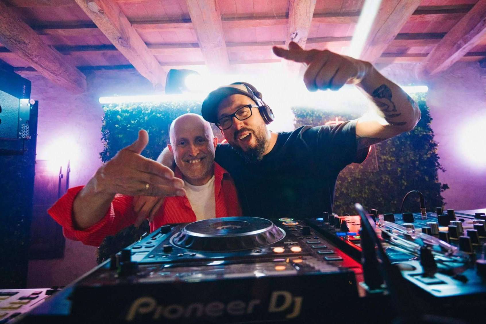 Equipos de DJ de ASB Audiovisuals, la clave para el éxito en bodas y eventos