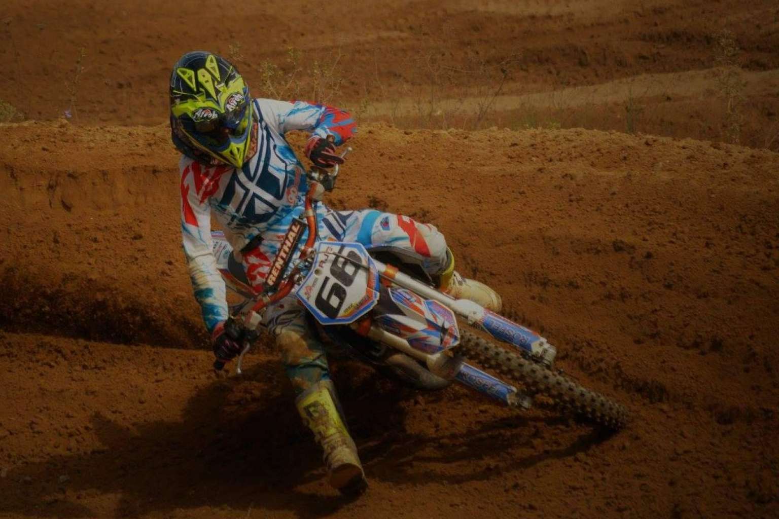 ADHESIVOSEMBARRADOS ofrece soluciones completas para renovar la estética de motos de enduro y motocross