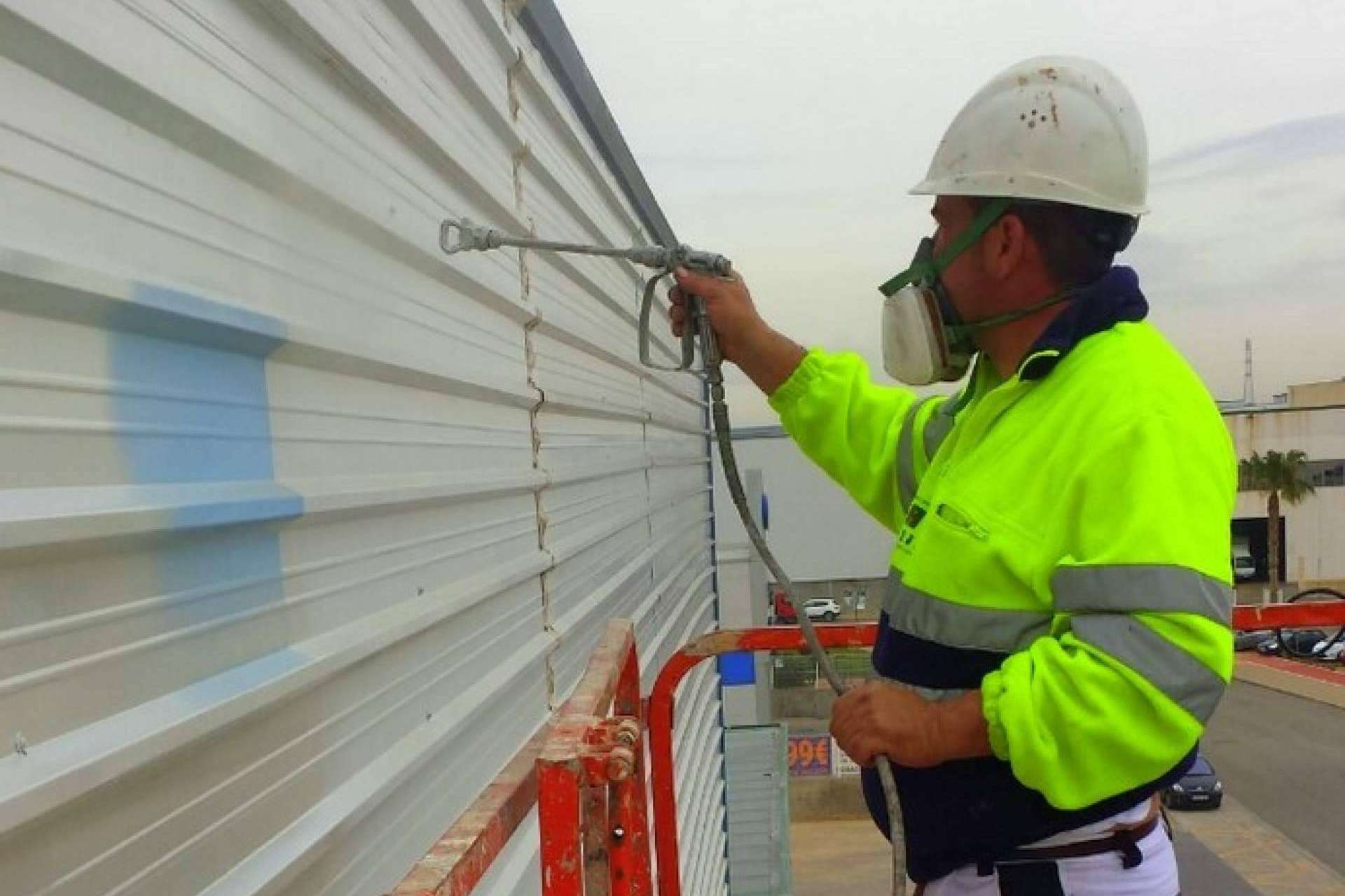Serviarnau transforma entornos industriales con pintura técnica avanzada