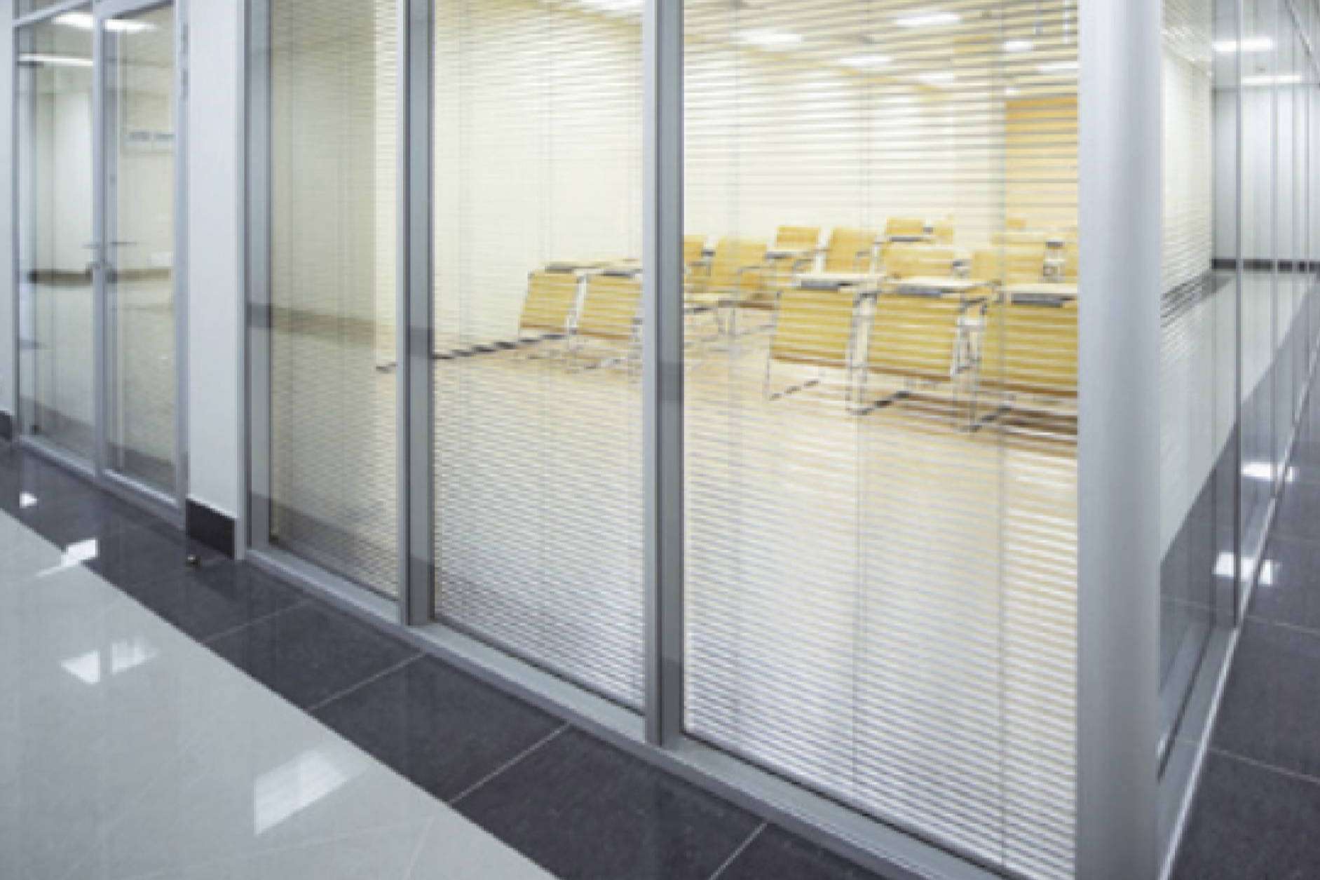 OfficeDeco presenta estores para oficinas que combinan estética, confort y versatilidad