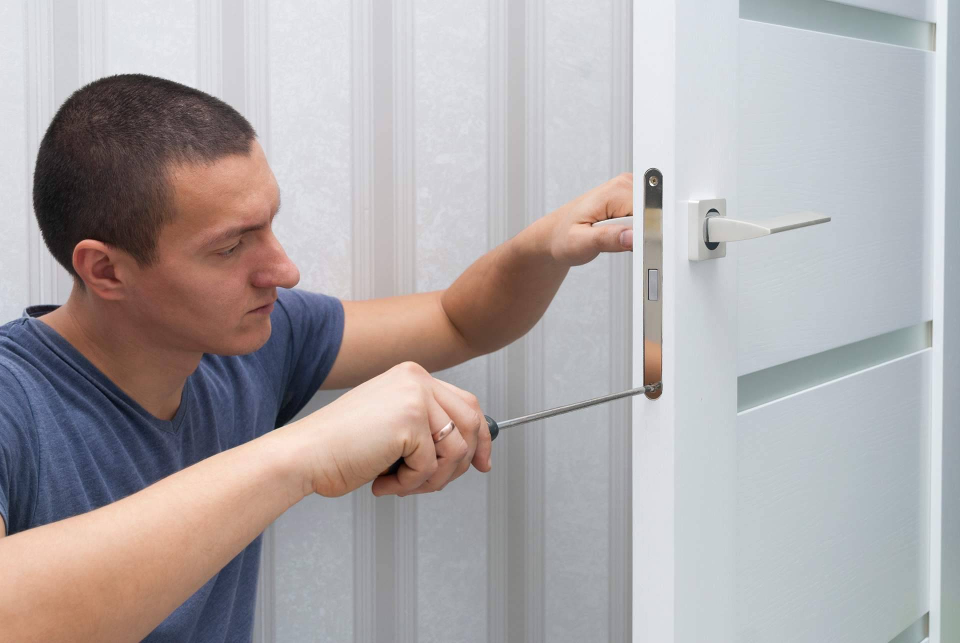 Cerrajero Técnico ofrece servicios de Cerrajeros 24 horas en apertura de puertas en la comunidad de Madrid