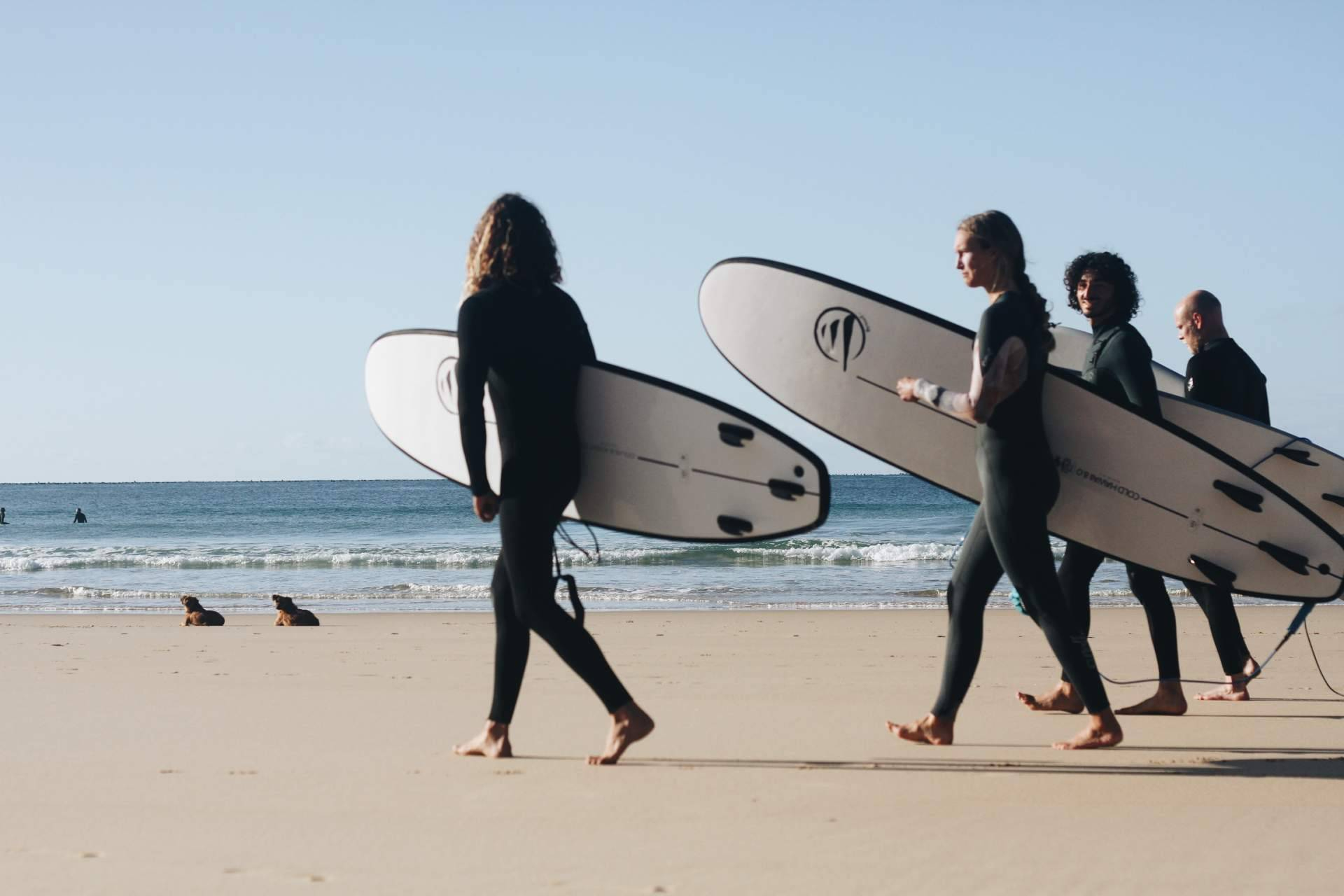 Las playas más recomendadas para aprender a surfear este otoño, según la guía de Fly