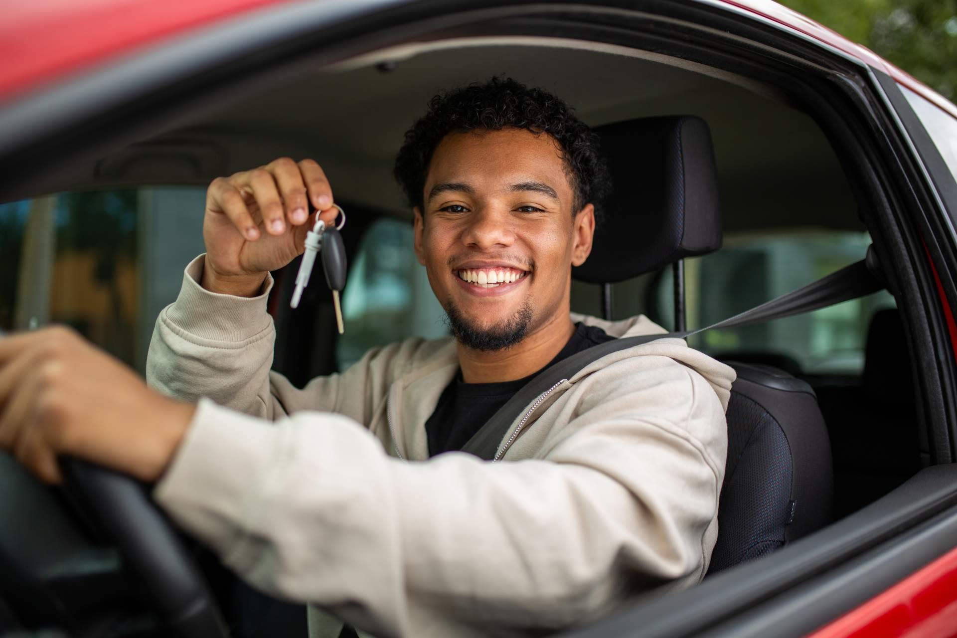 Cada vez más jóvenes conductores eligen el renting por su flexibilidad y ventajas económicas