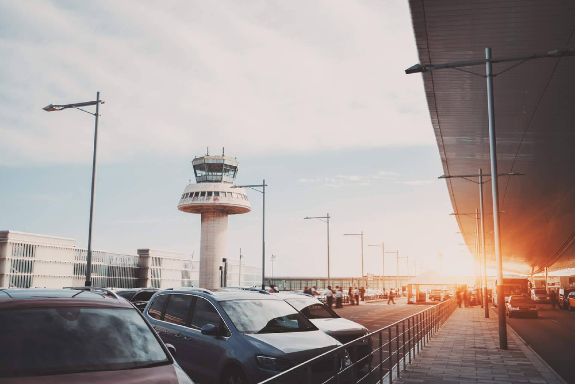 Aparcalo gestiona parking en el Aeropuerto de Alicante con traslado gratuito y vigilancia 24h