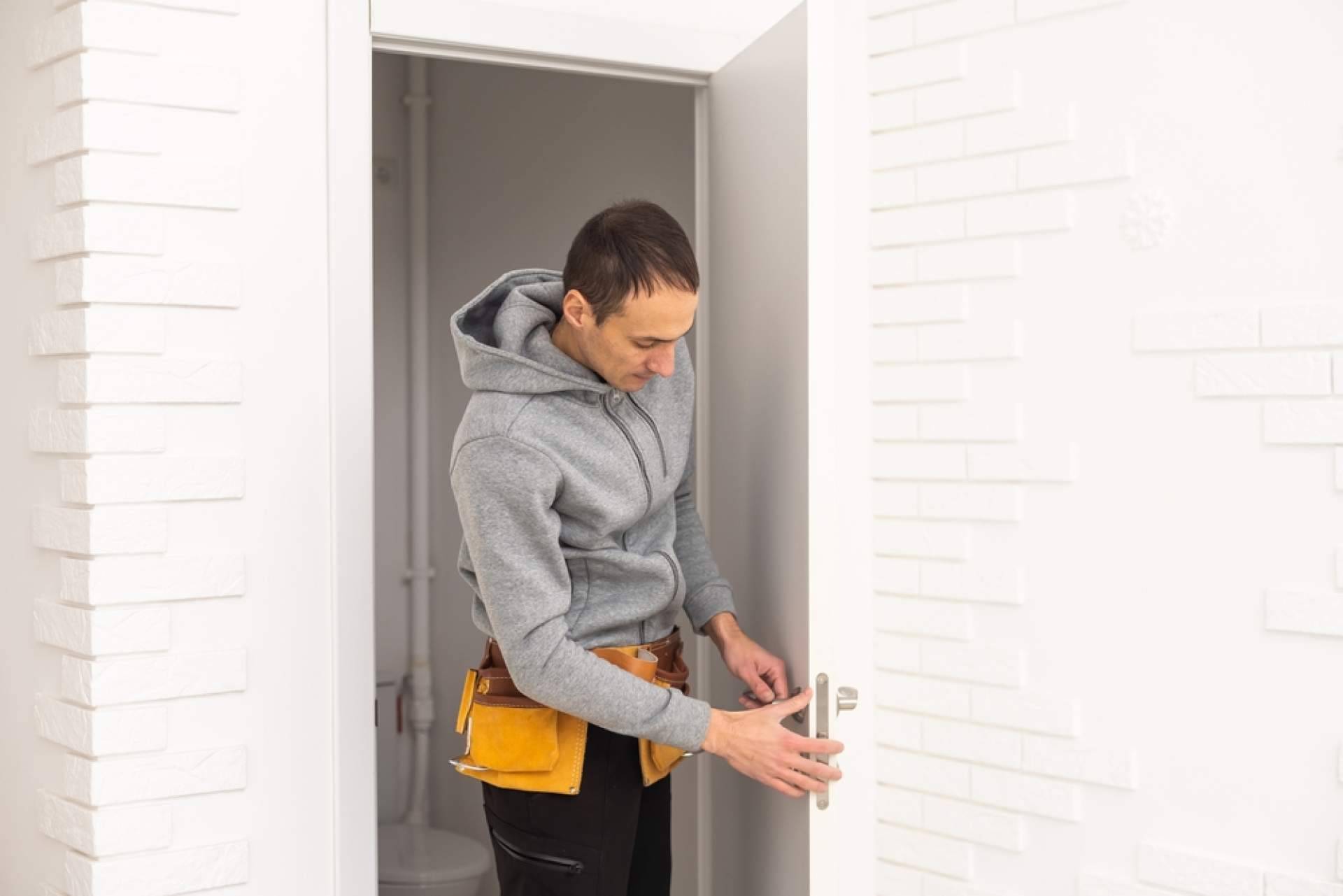 Abrir puertas a cualquier hora, el papel esencial del cerrajero urgente en entornos urbanos