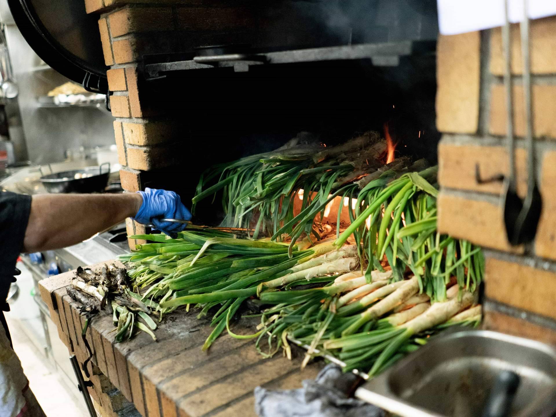 Calcotada Barcelona sin salir de la ciudad; Pasa Tapas propone menús de calçots en pleno centro