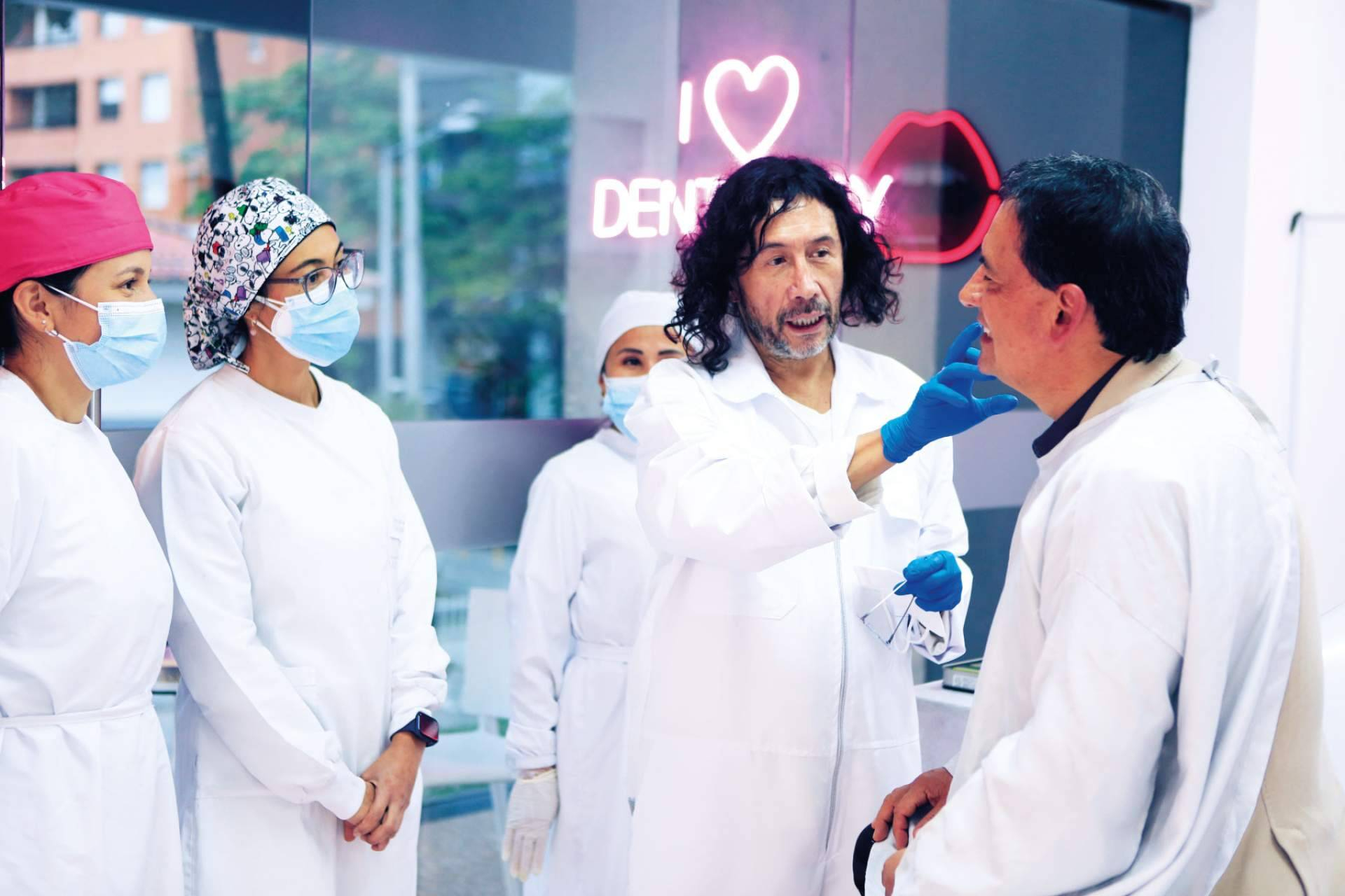 Clínicas dentales y salud oral, el papel de los implantes dentales en la recuperación funcional y estética