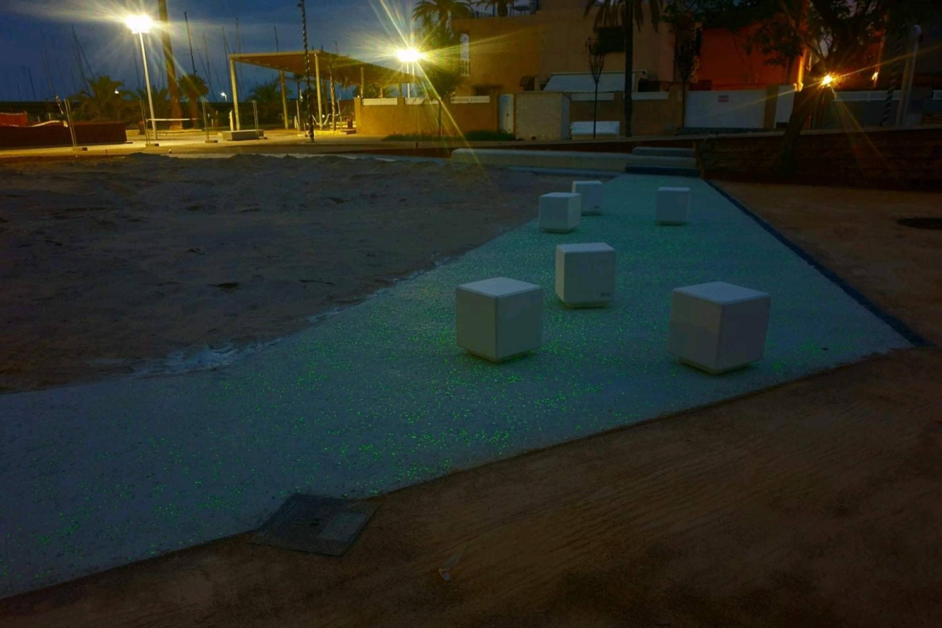 Nuevas aplicaciones del árido fotoluminiscente de Abadecom Urban en el litoral alicantino y norte peninsular