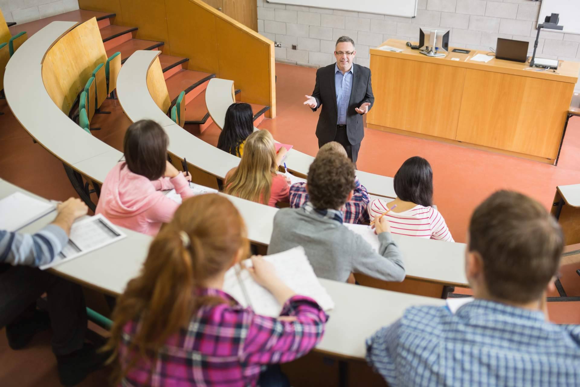 Programas oficiales IEAD y doble titulación; claves para elegir formación universitaria online