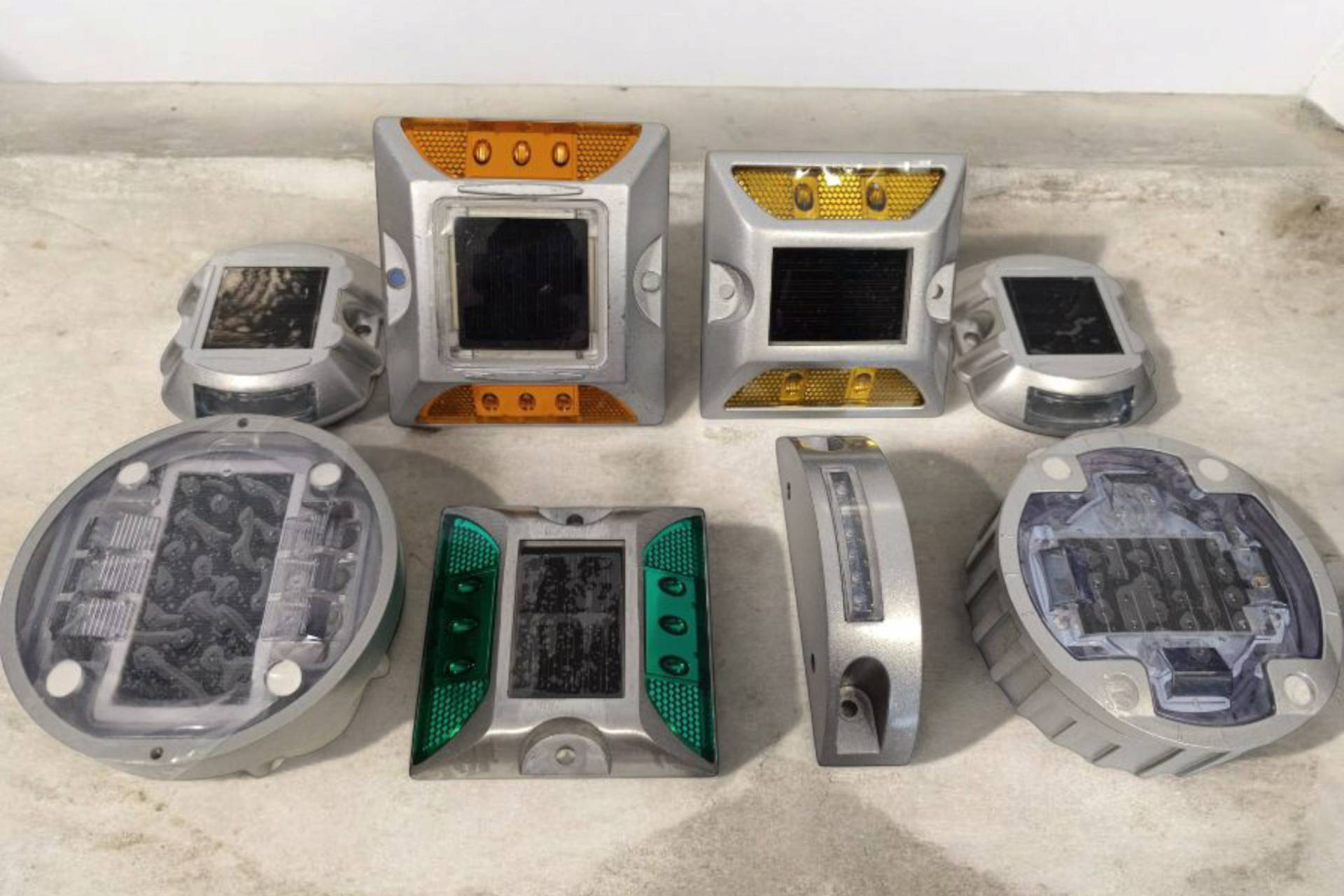 Los captafaros solares LED de Abadecom Urban refuerzan la señalización con autonomía energética