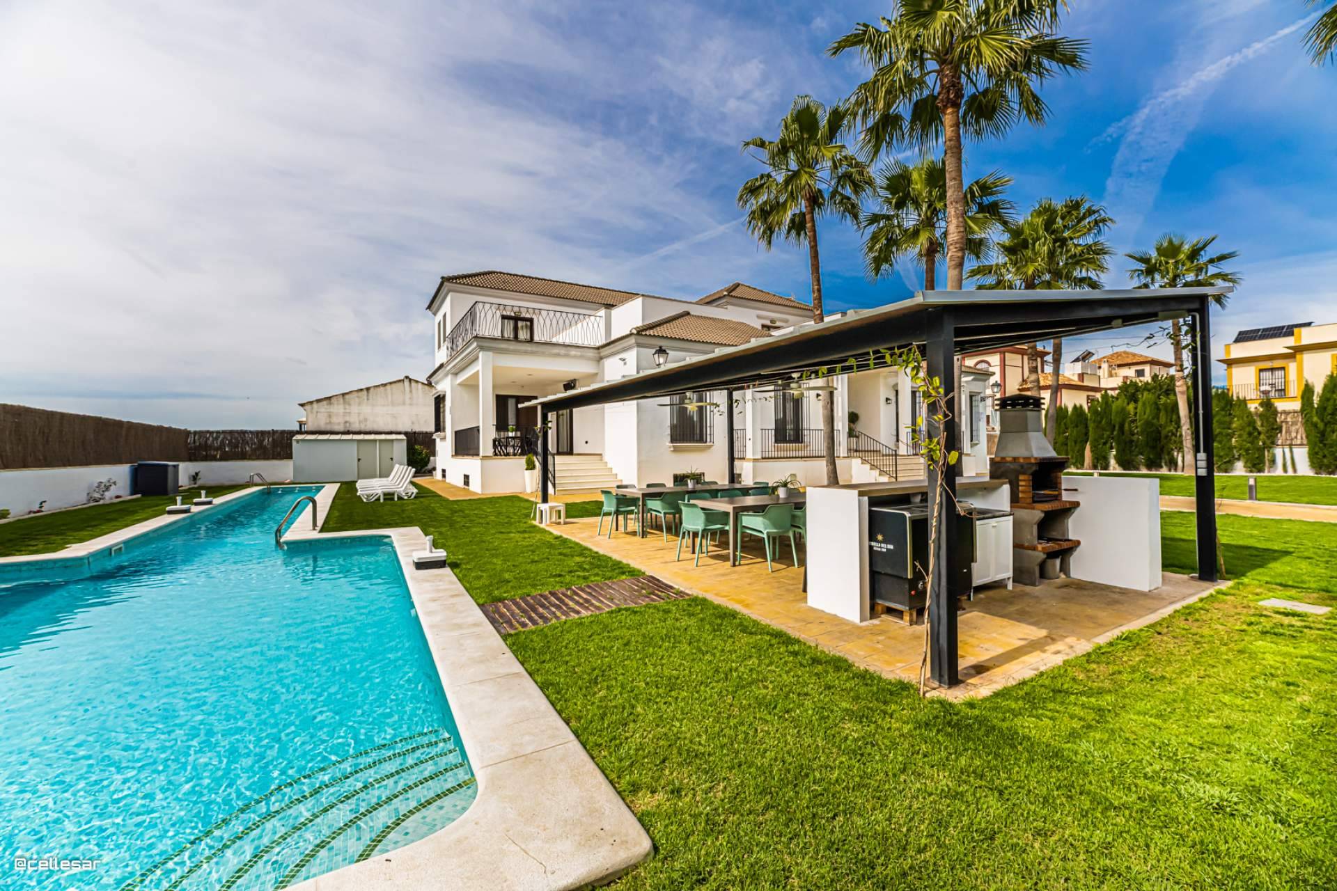 Una villa en Sevilla con piscina de 25 metros, cine privado y capacidad para grupos