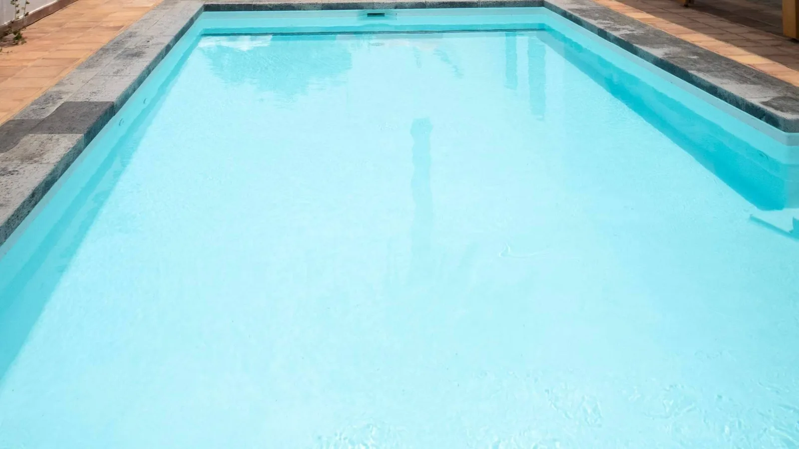 El mantenimiento que marca la diferencia en una piscina durante el verano
