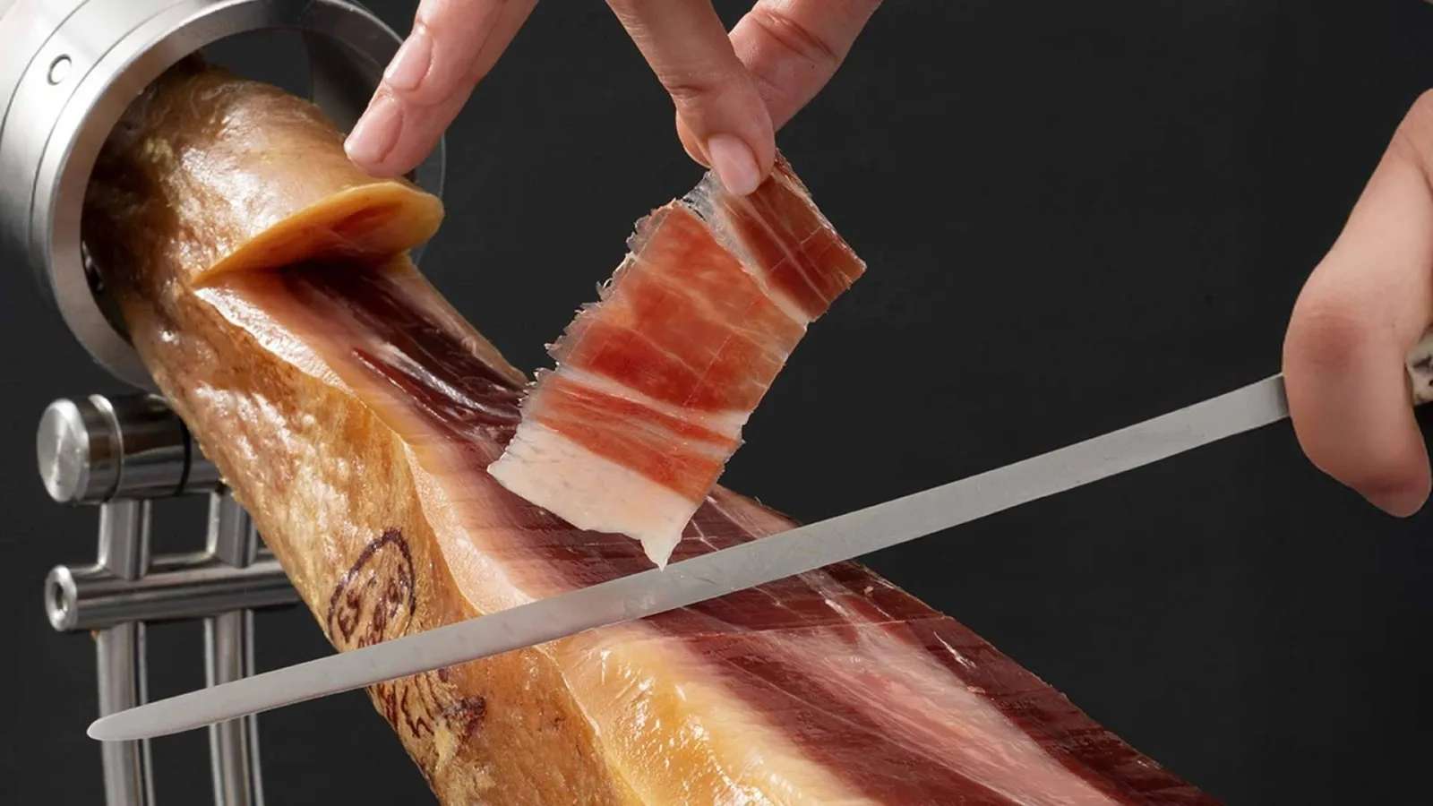 Félix de Múrtiga explica cómo disfrutar del jamón ibérico durante los meses de calor